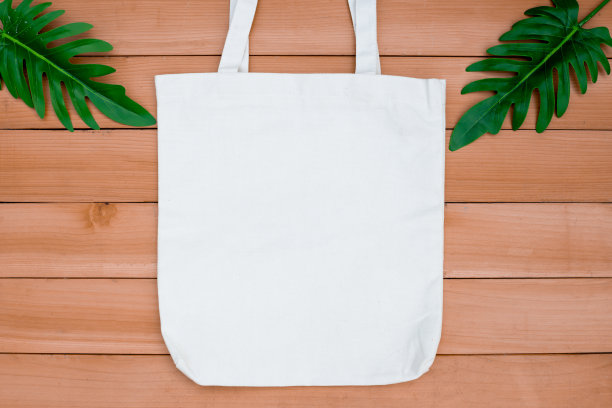 帆布手提袋购物袋样机，木质背景图片下载