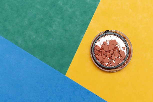 破碎的腮红孤立在彩色的背景图片下载