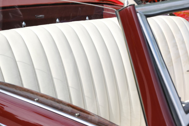 白色皮革装饰豪华汽车座椅特写图片下载