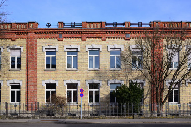 德国奥格斯堡的一座老砖工厂的正面有一个窗户图片下载