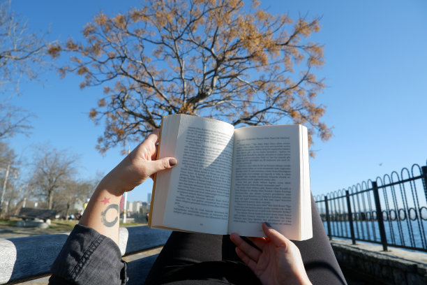 一个女人躺在公园的长椅上图片下载