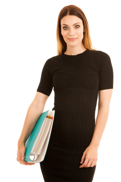 年轻的商业妇女在黑色的连衣裙持有一个文件夹孤立的白色背景图片下载