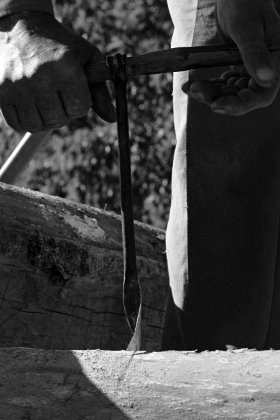 工人用手钻在木头上钻孔（黑白照片）图片下载