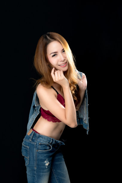 亚洲女人性感的牛仔裤。图片下载