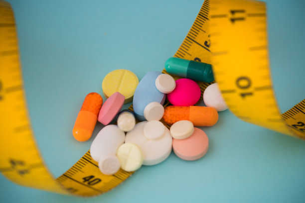 药片或胶囊，规则在蓝色背景上，文本空白，图片下载