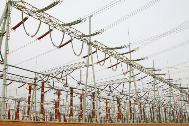 变电站里的电力设备，特写照片图片下载