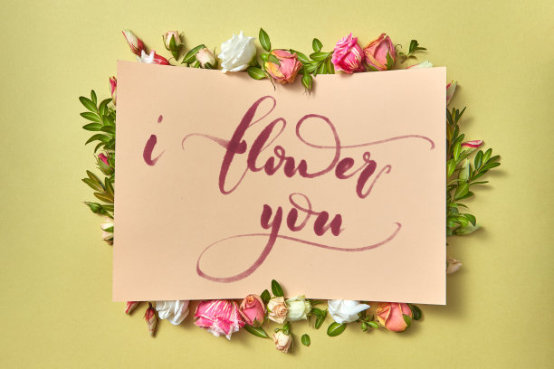 贺卡上的鲜花框架与书面文字。图片下载
