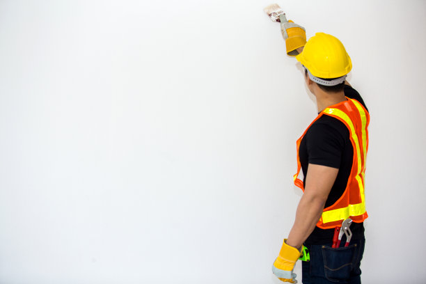 亚洲帅哥家居维修专家修理房子的各个部分图片下载