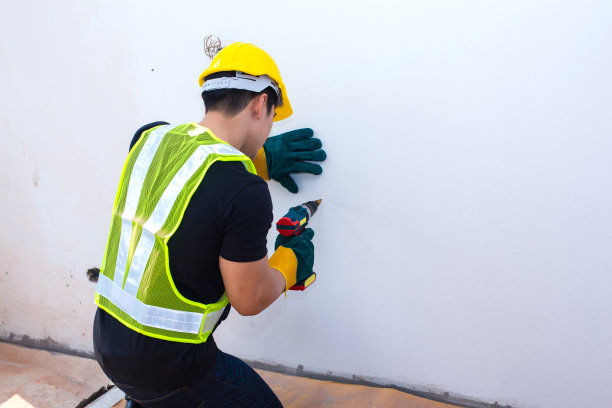 亚洲帅哥家居维修专家修理房子的各个部分图片下载