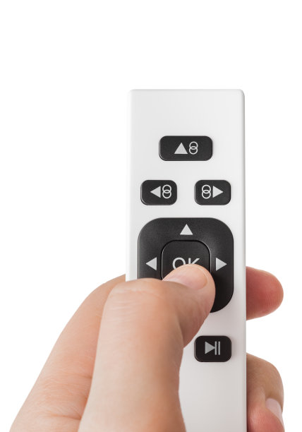 手用遥控器控制窗户清洁机器人图片下载