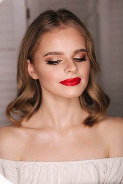 肖像美丽的金发女士化妆后在美容工作室。红色的口红。环形灯图片下载
