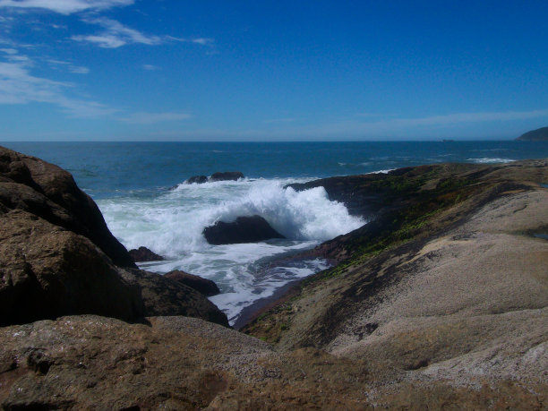 强烈的海浪拍打着Ferrugem海滩的岩石，产生了很多泡沫，图片下载