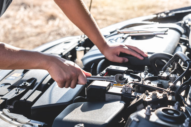 技师的手在做汽车维修服务和维修工人用扳手修理车辆，维修和保养汽车检查图片下载
