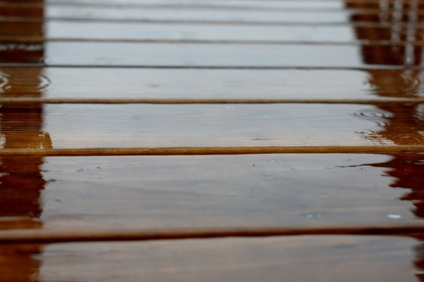 雨打在甲板上图片下载