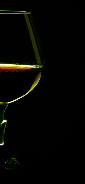 一杯红酒孤立在黑色背景下图片下载
