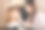 化妆师在美容工作室工作。女性使用专业化妆大师。美丽的化妆师为金发模特化妆图片下载