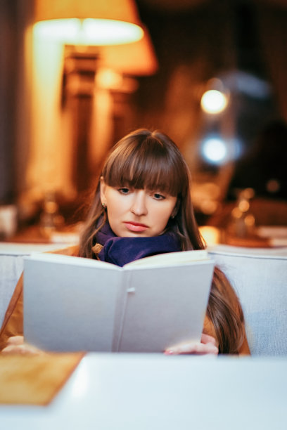 小女孩在餐馆看菜单的肖像图片下载