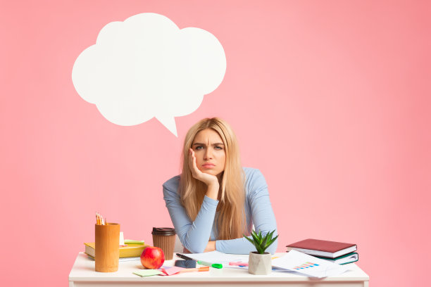 疲惫的少女坐在桌前，满嘴胡言乱语图片下载