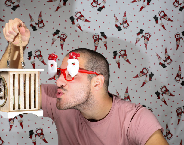 有圣诞背景的成年男孩图片下载