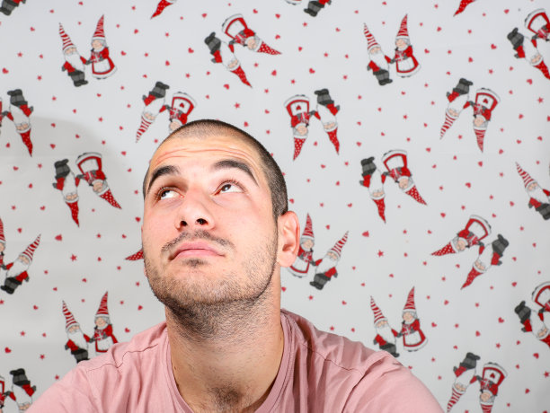 有圣诞背景的成年男孩图片下载
