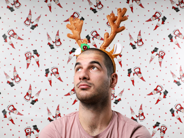 有圣诞背景的成年男孩图片下载
