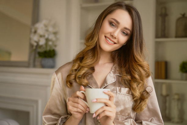 敏感的年轻女子喜欢早上喝咖啡图片下载