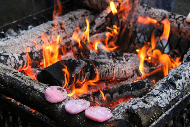 麻糬(日本年糕)在火上加热。日本九州大分县的中国吉西节。图片下载