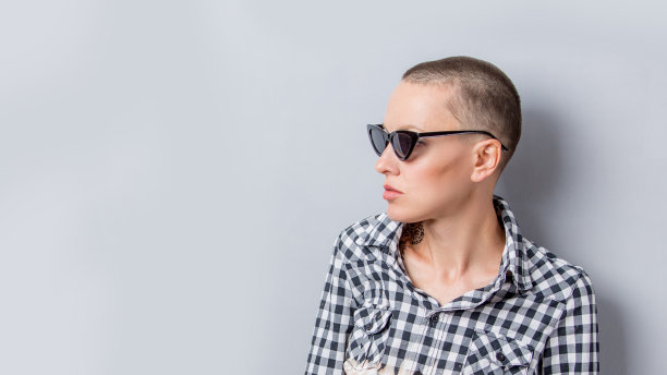 美丽的秃头女孩的肖像图片下载