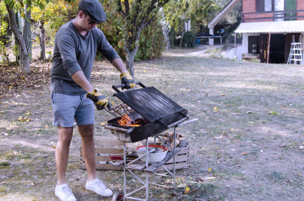 为烧烤食物准备烧烤架和火图片下载