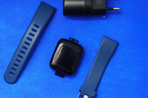 深蓝色背景上的智能手表和配件。图片下载