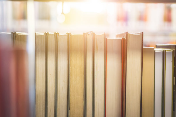 阅读与科学概念:公共图书馆藏书。近距离的照片。图片下载