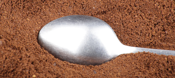 磨好的咖啡和茶匙图片下载