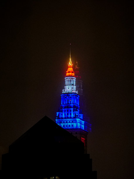 冬日夜晚，从克利夫兰的航站楼，从市中心希尔顿酒店的窗口望出去。窗口反射。图片下载