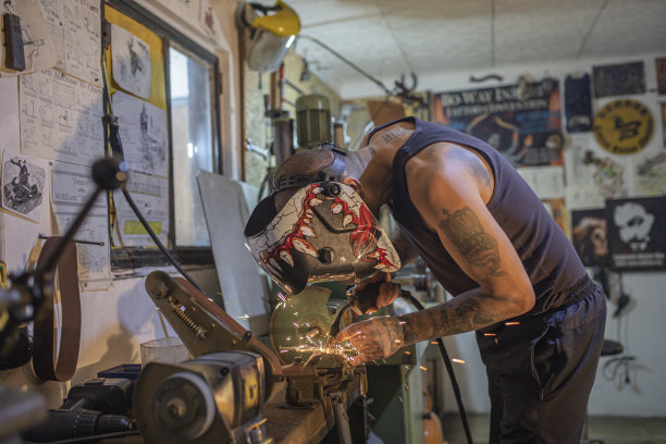 戴着防护面具的人在他的工作室焊接图片下载