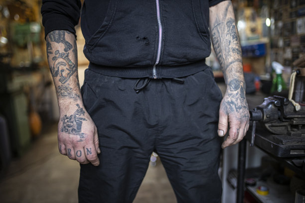 疯狂的纹身的男人图片下载