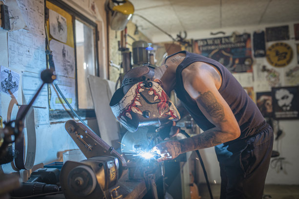 戴着防护面具的人在他的工作室焊接图片下载