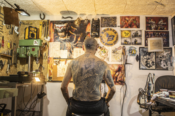 一名纹身男子在纹身工作室的肖像图片下载