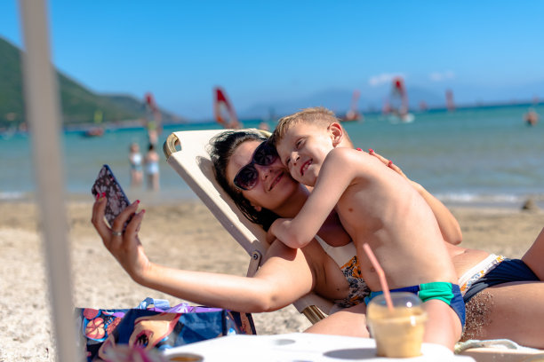 母亲和儿子正在拍照图片下载