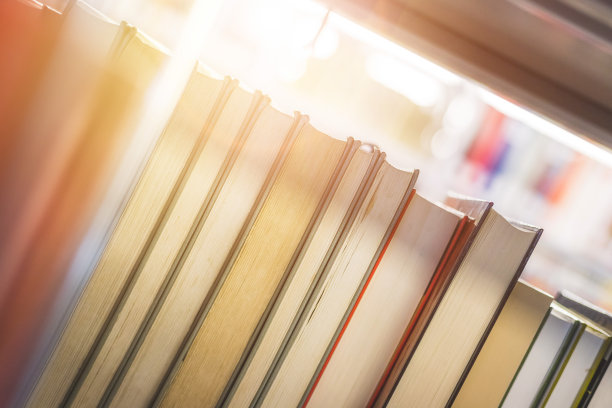 阅读与科学概念:公共图书馆藏书。近距离的照片。图片下载