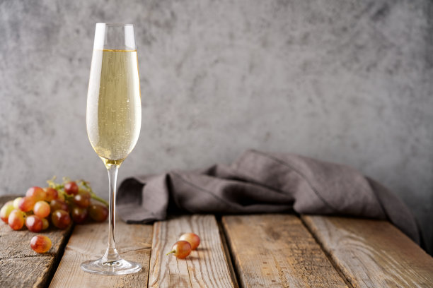 木桌上放着一杯香槟图片下载