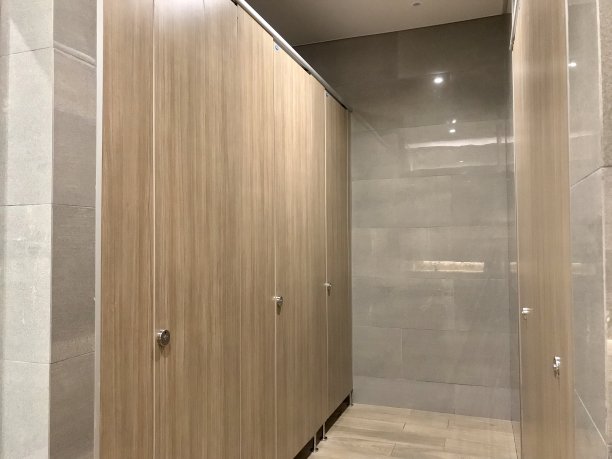 排公厕用木隔断装饰图片下载