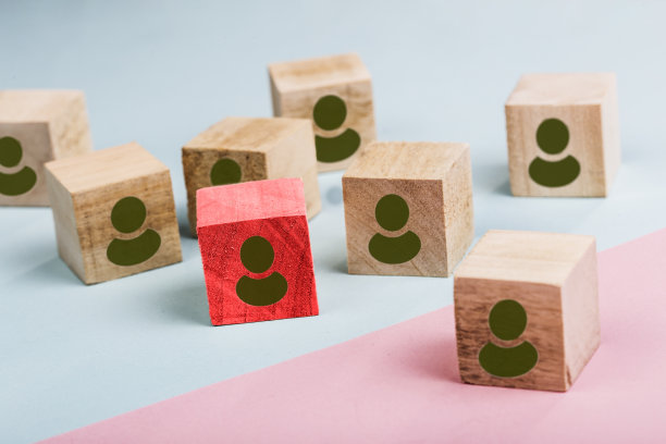 领导力概念：红色人形图标方块图片下载