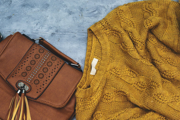 家的舒适，舒适和温暖的概念。包和毛衣图片下载