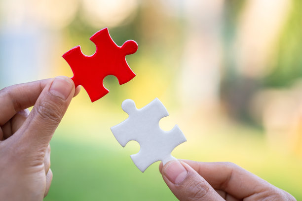 用阳光效应，商业解决方案，成功和战略理念，近距离连接拼图完成任务图片下载