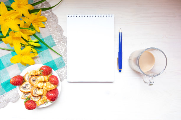 情人节草莓饼干心形咖啡，餐巾上的黄色花朵，带笔的记事本图片下载