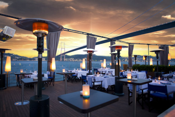 土耳其伊斯坦布尔博斯普鲁斯的豪华餐厅和夜总会图片下载