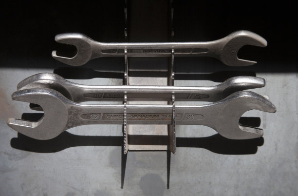 扳手工具安装在钢板上图片下载