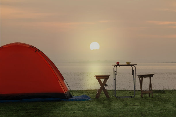 海边咖啡杯旁的清晨露营帐篷图片下载