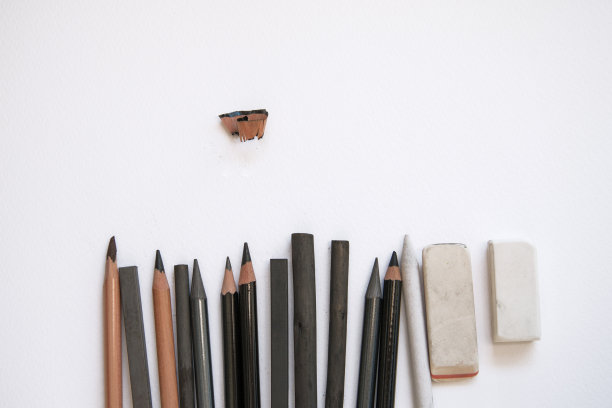 铅笔，炭笔，橡皮擦在纸上。用于绘制图形图片下载