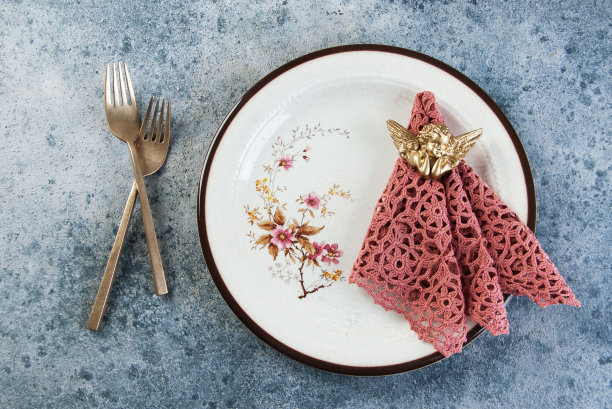 混凝土上的旧青铜叉子和老式盘子图片下载